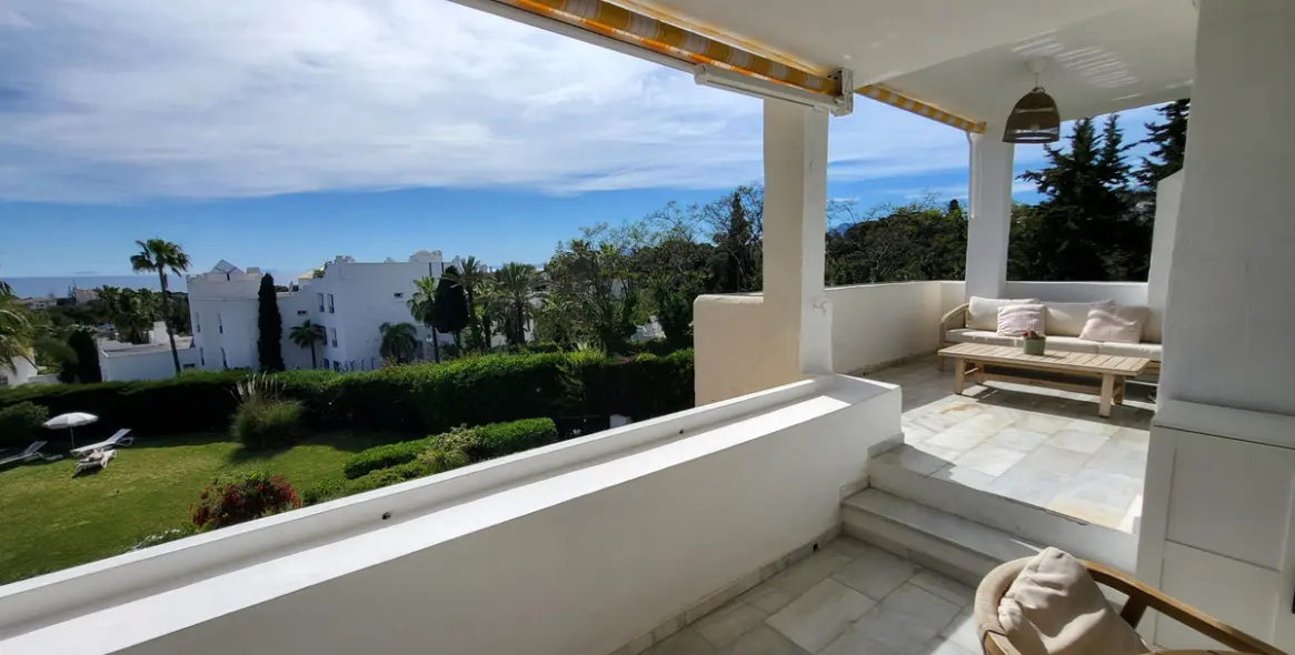 Sale of middle floor apartment in Reserva de Marbella 25