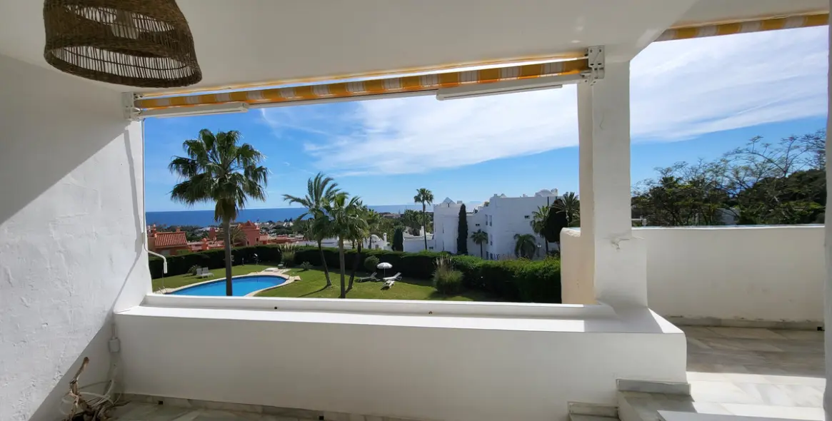 Sale of middle floor apartment in Reserva de Marbella 26