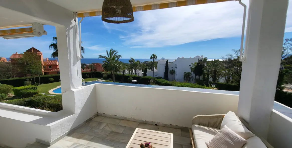 Sale of middle floor apartment in Reserva de Marbella 28