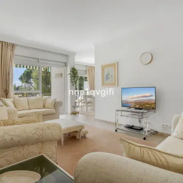 Venta de apartamento en planta media en Nagüeles