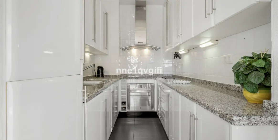 Venta de apartamento en planta media en Nagüeles 6