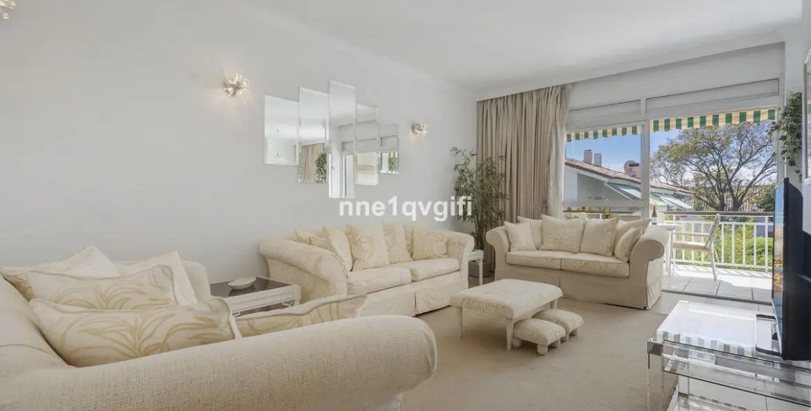 Venta de apartamento en planta media en Nagüeles 11