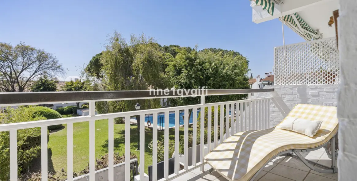 Venta de apartamento en planta media en Nagüeles 14