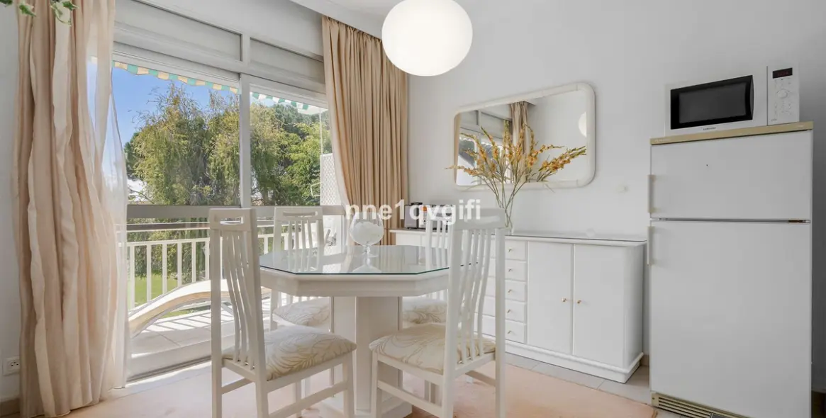 Venta de apartamento en planta media en Nagüeles 16