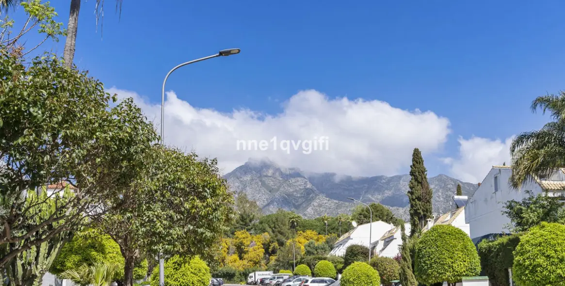 Venta de apartamento en planta media en Nagüeles 18