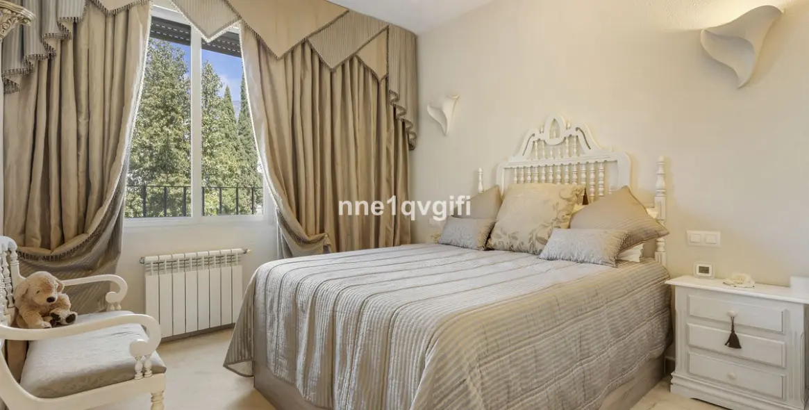 Venta de apartamento en planta media en Nagüeles 19