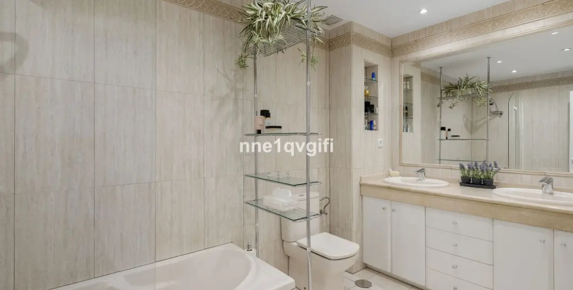 Venta de apartamento en planta media en Nagüeles 22