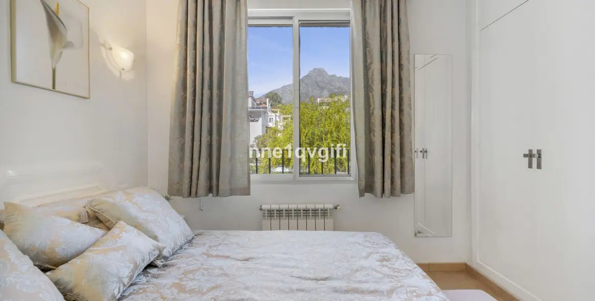 Venta de apartamento en planta media en Nagüeles 23