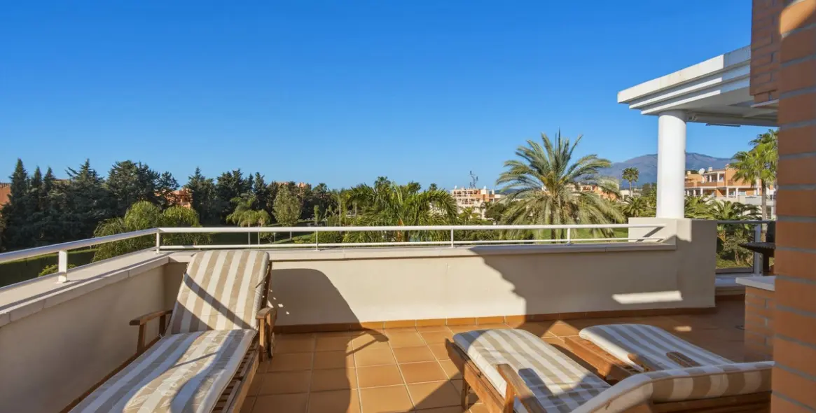 Sale of penthouse duplex in Estepona 6