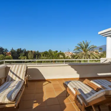 Продажа двухуровневого пентхауса в Estepona