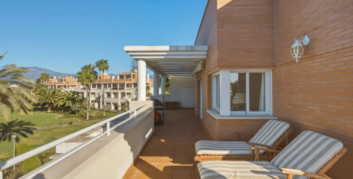 Sale of penthouse duplex in Estepona 7