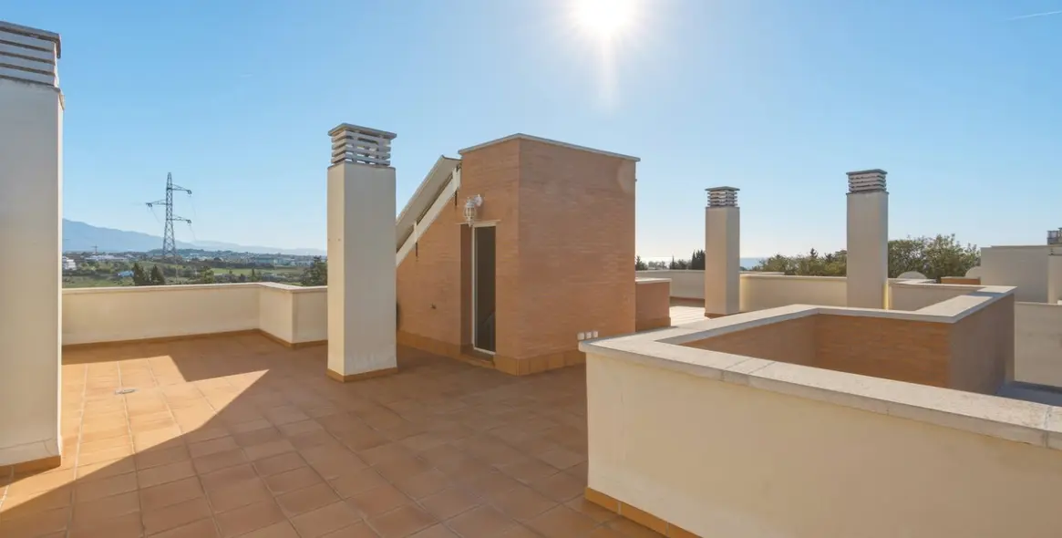 Sale of penthouse duplex in Estepona 11