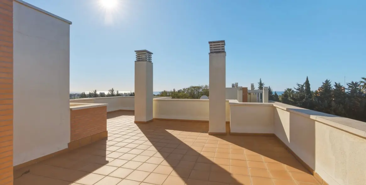 Sale of penthouse duplex in Estepona 12