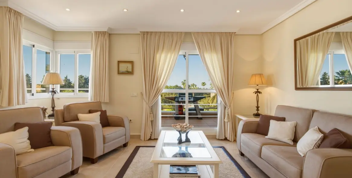 Sale of penthouse duplex in Estepona 17