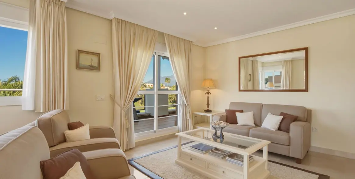 Sale of penthouse duplex in Estepona 18