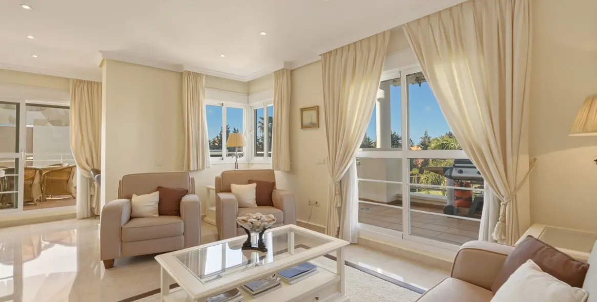 Sale of penthouse duplex in Estepona 19