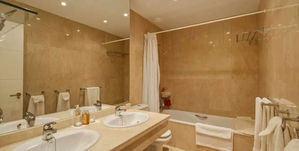 Sale of penthouse duplex in Estepona 23