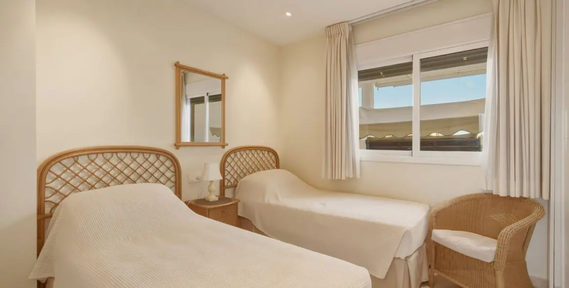 Sale of penthouse duplex in Estepona 24