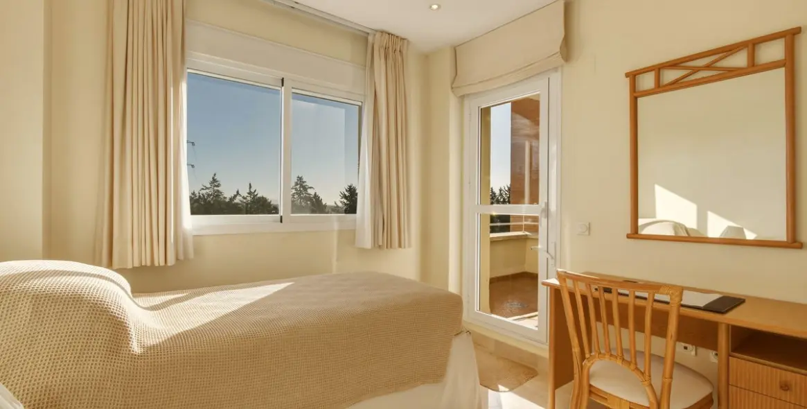 Sale of penthouse duplex in Estepona 25