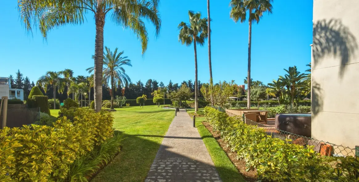 Sale of penthouse duplex in Estepona 28