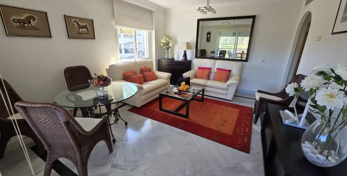 Venta de apartamento en planta media en Nueva Andalucía 2