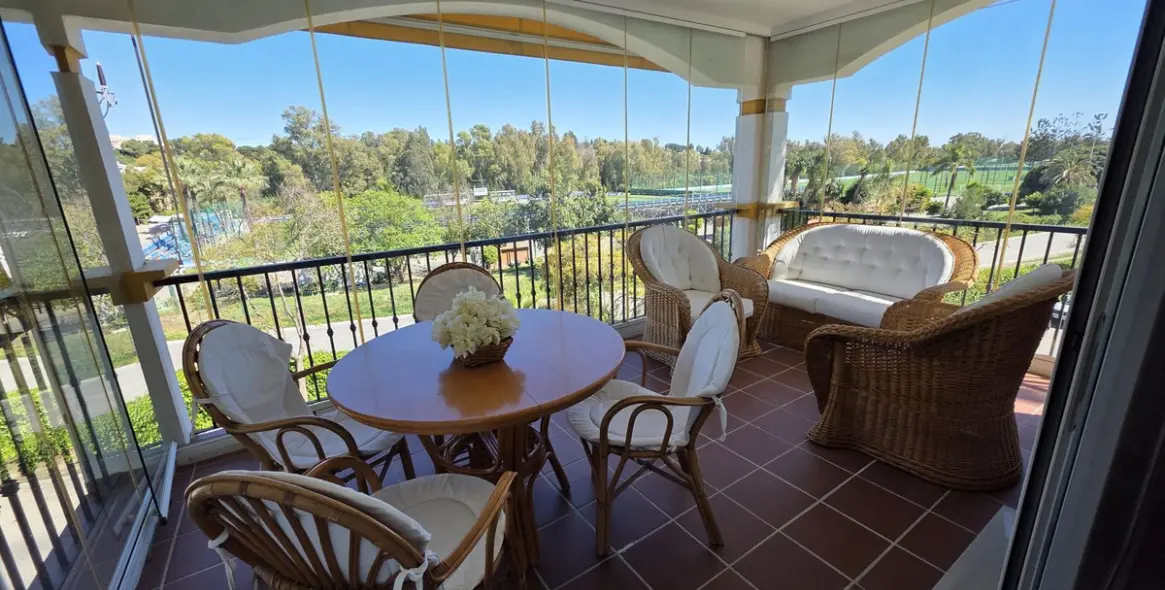 Venta de apartamento en planta media en Nueva Andalucía 3