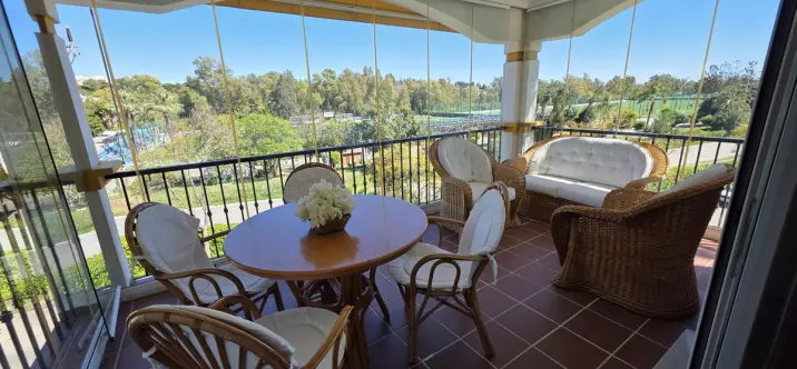 Venta de apartamento en planta media en Nueva Andalucía 2