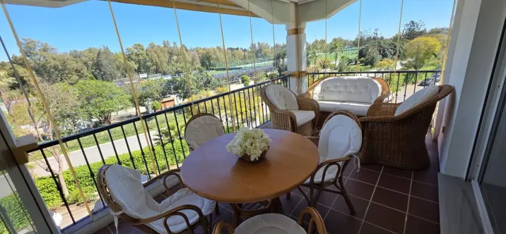 Venta de apartamento en planta media en Nueva Andalucía 3