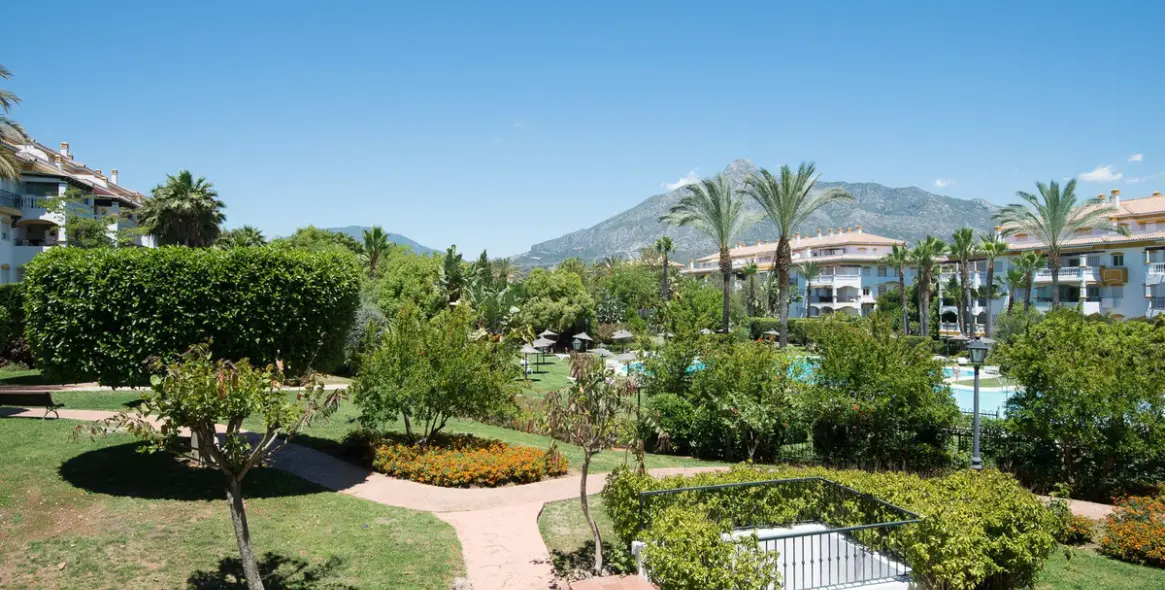 Venta de apartamento en planta media en Nueva Andalucía 12