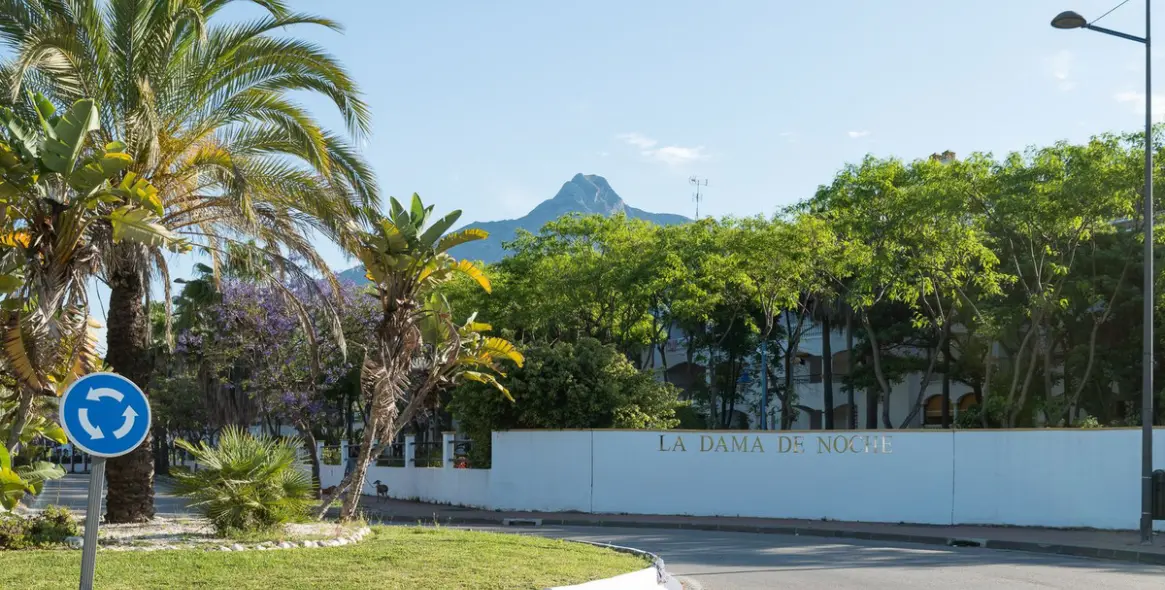 Venta de apartamento en planta media en Nueva Andalucía 13
