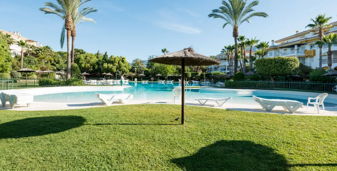 Venta de apartamento en planta media en Nueva Andalucía 16