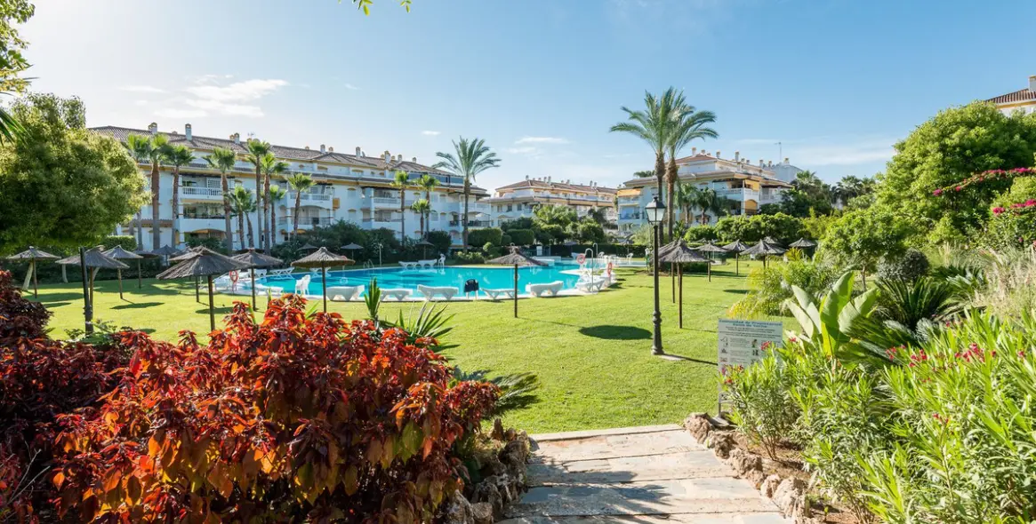 Venta de apartamento en planta media en Nueva Andalucía 17
