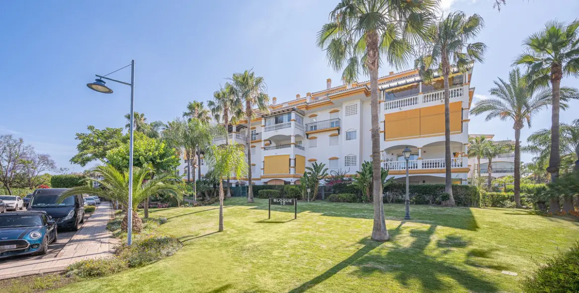 Venta de apartamento en planta media en Nueva Andalucía 21