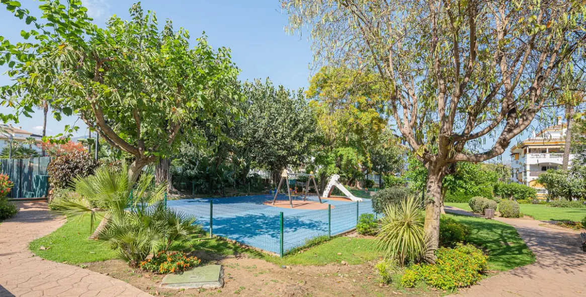 Venta de apartamento en planta media en Nueva Andalucía 28