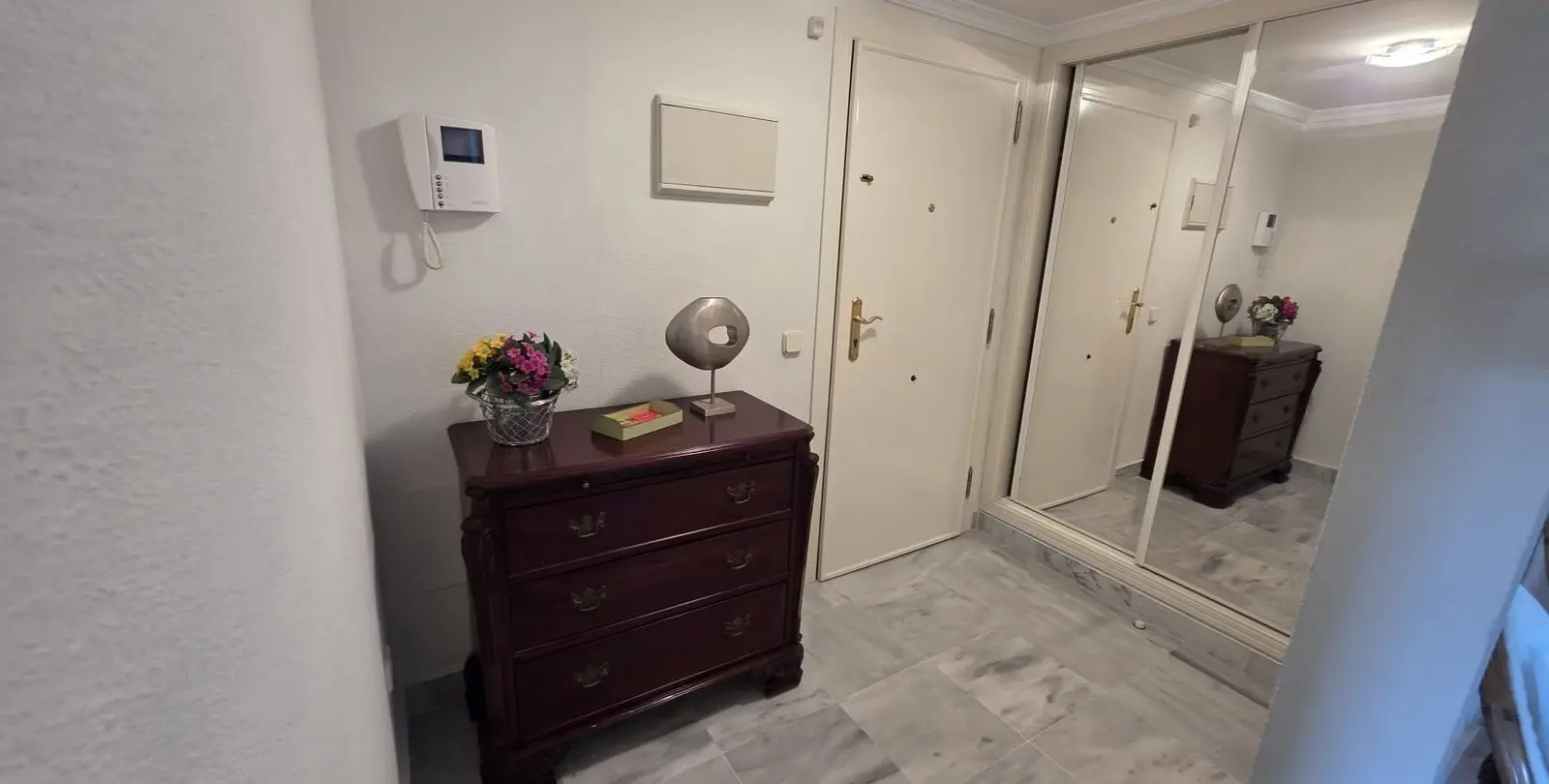 Sale of middle floor apartment in Nueva Andalucía 6