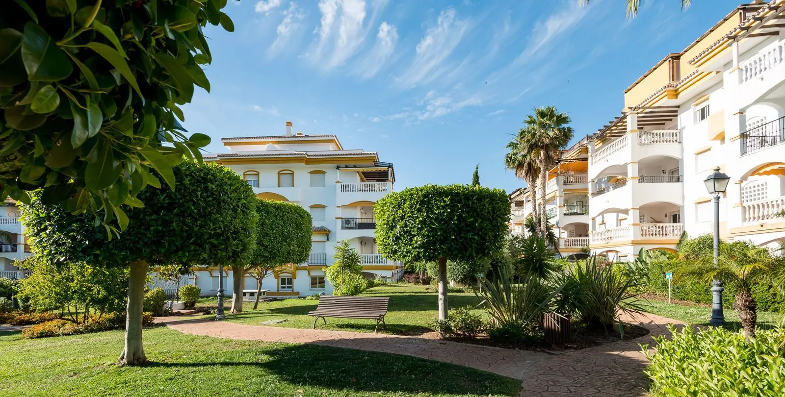 Sale of middle floor apartment in Nueva Andalucía 18