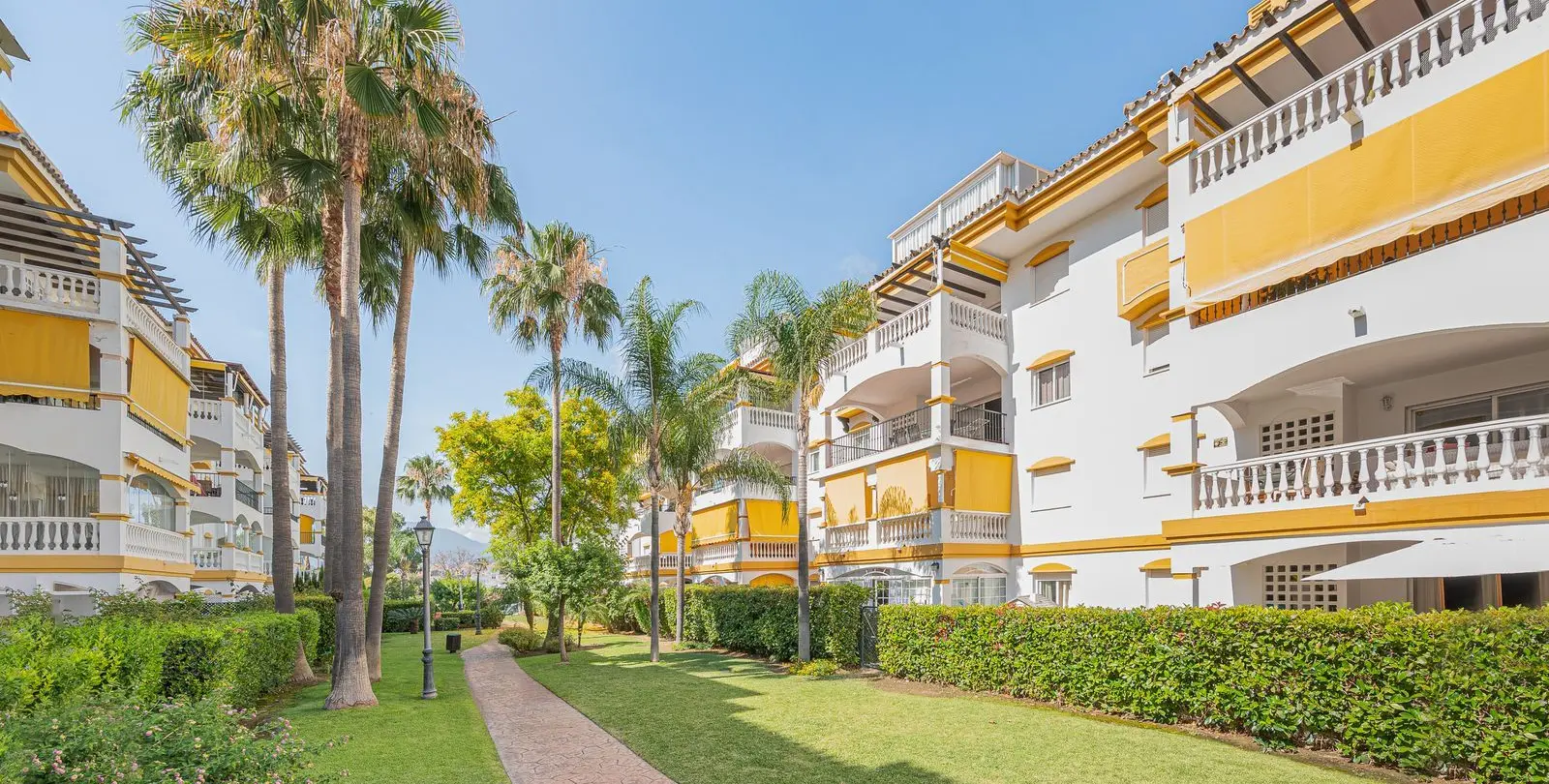 Sale of middle floor apartment in Nueva Andalucía 23