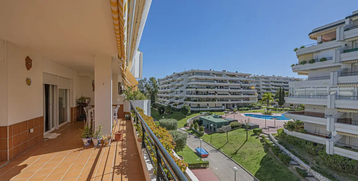 Sale of middle floor apartment in Guadalmina Alta 2