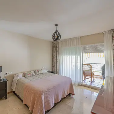Sale of middle floor apartment in Guadalmina Alta