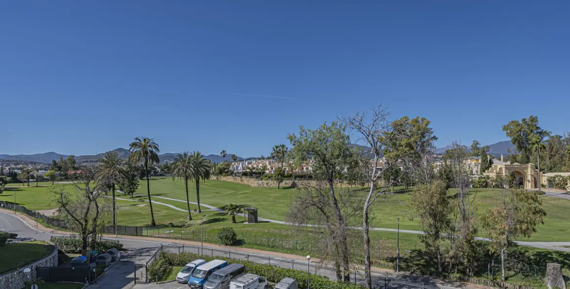 Sale of middle floor apartment in Guadalmina Alta 13