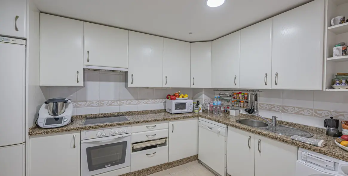 Sale of middle floor apartment in Guadalmina Alta 16