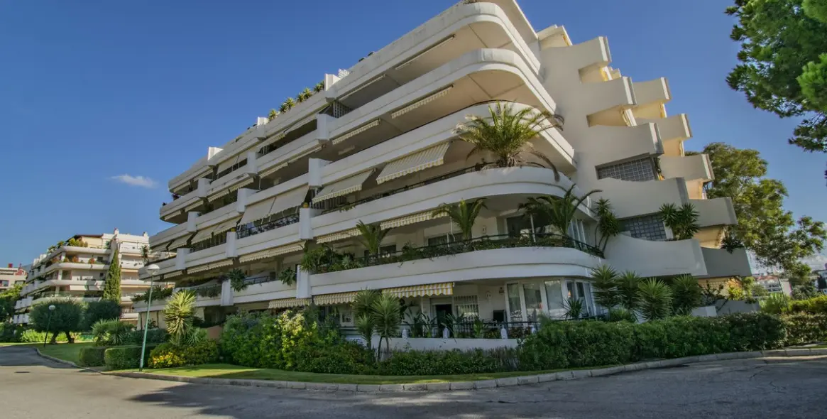 Sale of middle floor apartment in Guadalmina Alta 23