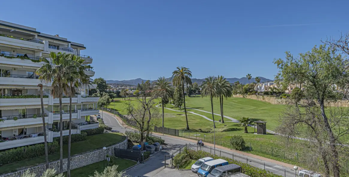 Sale of middle floor apartment in Guadalmina Alta 24