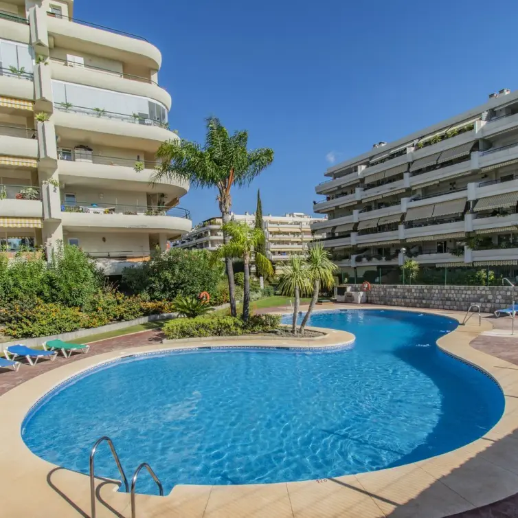 Venta de apartamento en planta media en Guadalmina Alta