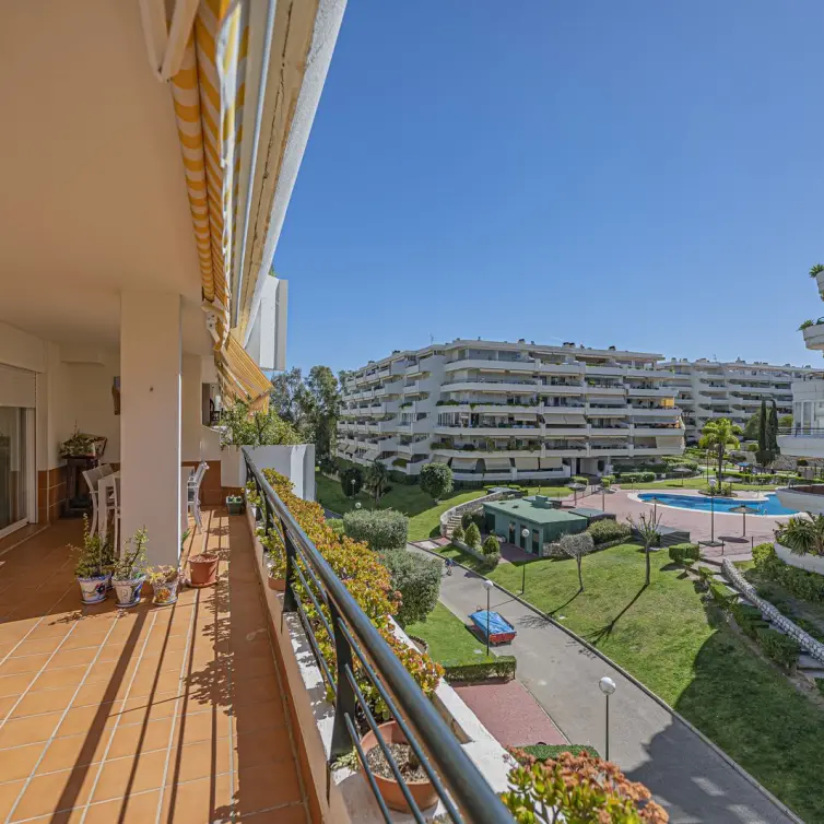 Venta de apartamento en planta media en Guadalmina Alta