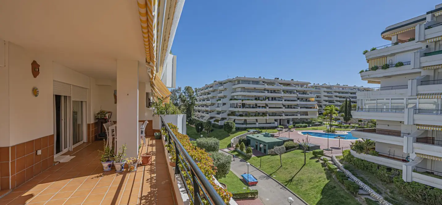 Venta de apartamento en planta media en Guadalmina Alta 1
