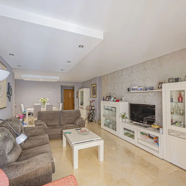 Venta de apartamento en planta media en Guadalmina Alta