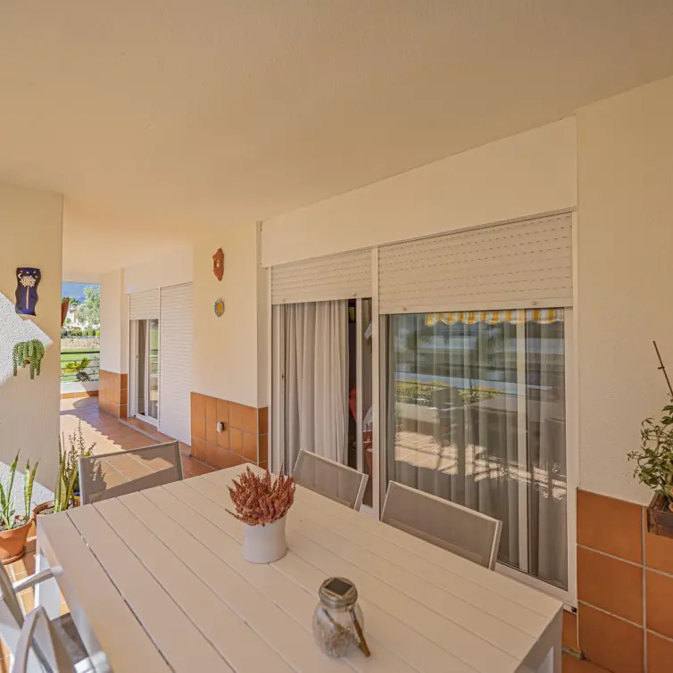 Venta de apartamento en planta media en Guadalmina Alta