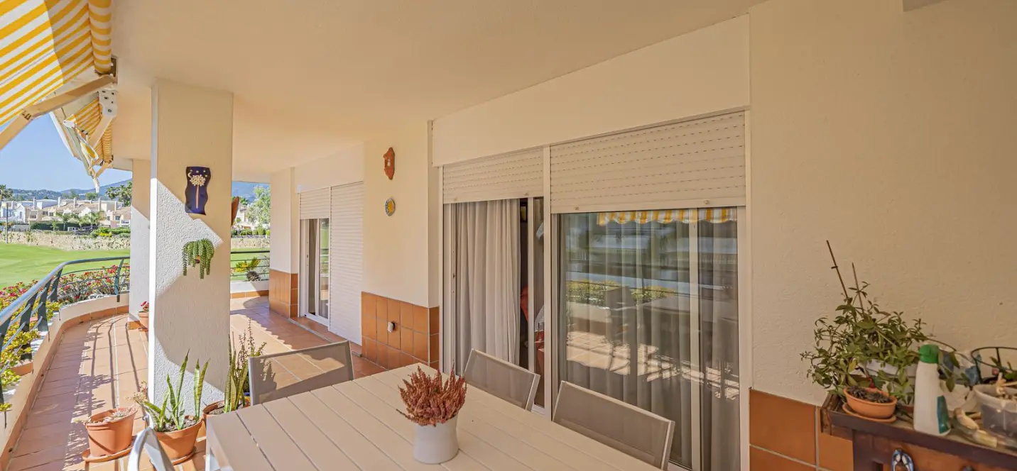Venta de apartamento en planta media en Guadalmina Alta 3