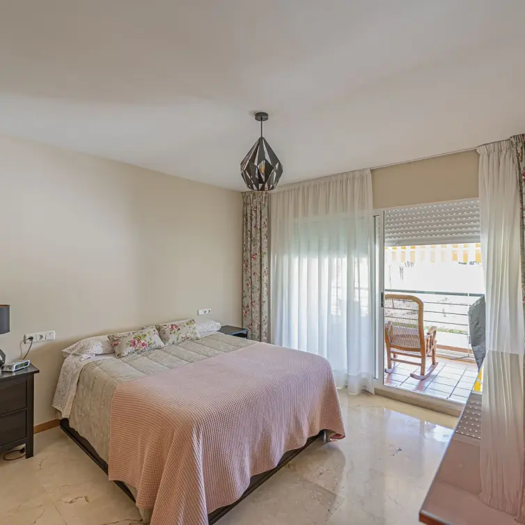 Venta de apartamento en planta media en Guadalmina Alta